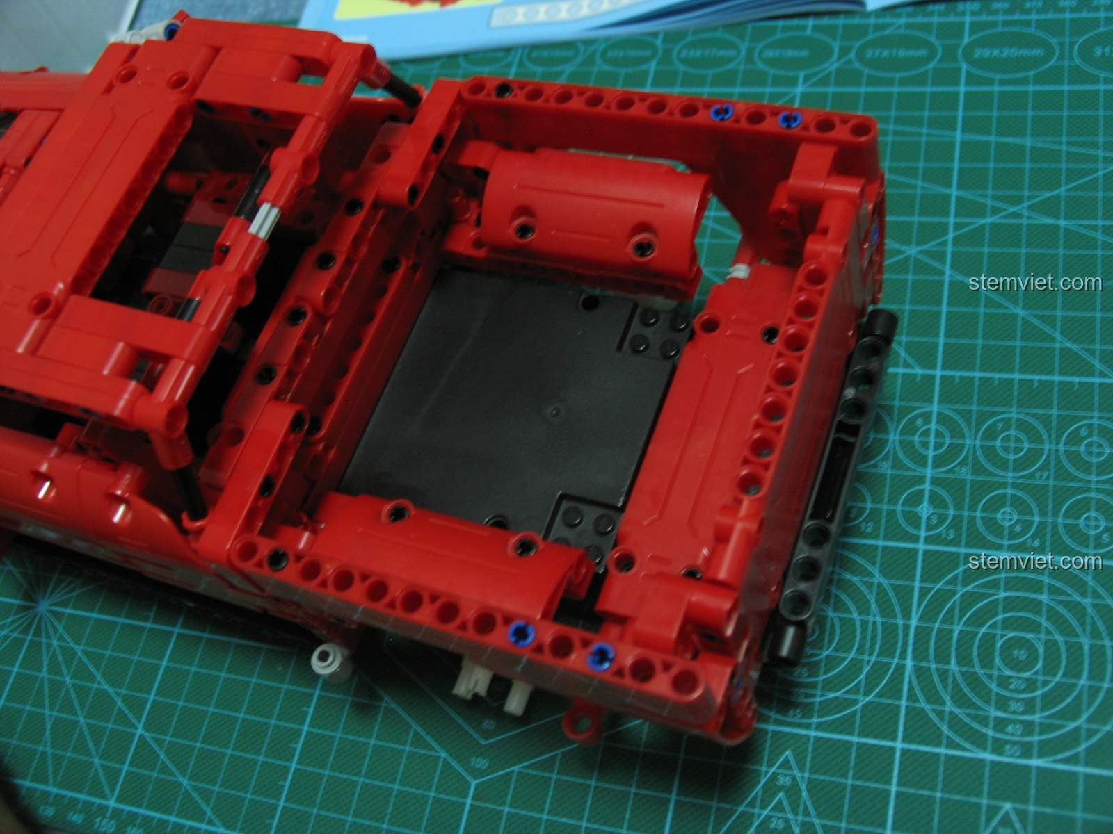 So sánh xe bán tải CaDA C51005 với mô hình xe 1:64, cho thấy tỷ lệ và kích thước tương đối của sản phẩm.