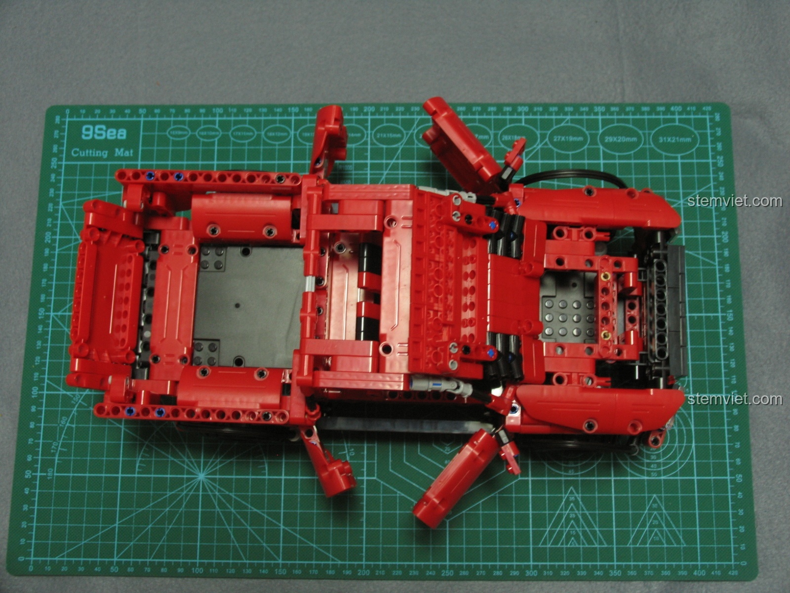 So sánh xe bán tải CaDA C51005 với mô hình xe 1:64 từ góc bên hông, làm nổi bật sự khác biệt về kích thước và tỷ lệ bánh xe.