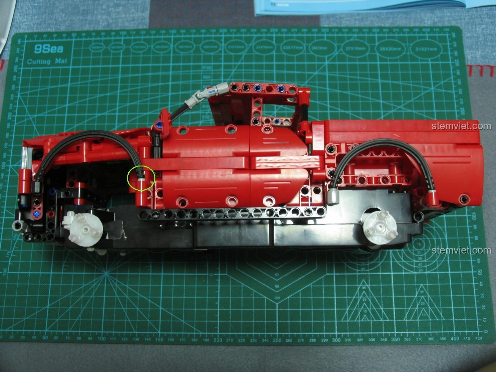 So sánh xe bán tải CaDA C51005 với mô hình xe 1:64 từ góc phía trước, làm nổi bật sự khác biệt về kích thước và chi tiết.