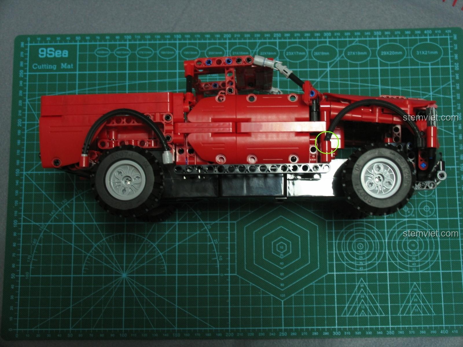 So sánh mặt dưới xe bán tải CaDA C51005 với mô hình xe 1:64, cho thấy cấu trúc khung gầm và các chi tiết dưới đáy.