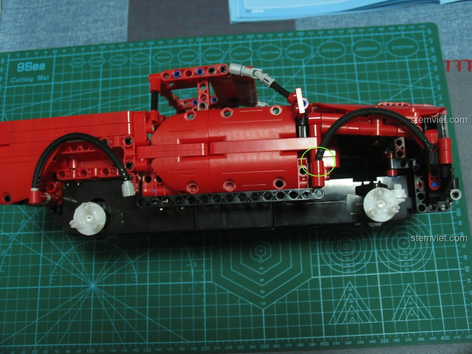 So sánh xe bán tải CaDA C51005 với mô hình xe 1:64 nhìn từ trên xuống, cho thấy sự khác biệt về tỷ lệ và thiết kế tổng thể.