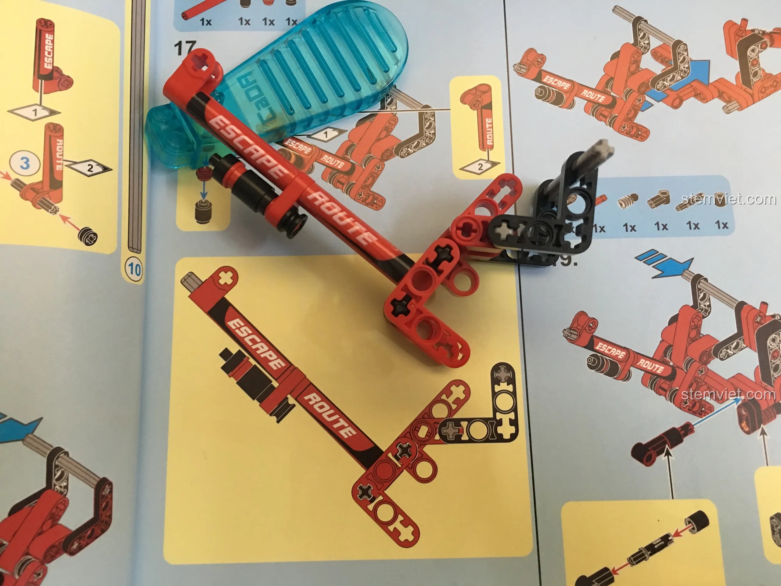 So sánh bộ phận đang lắp của xe đạp Sembo 703302 với hình minh họa trong sách hướng dẫn, đảm bảo độ chính xác.