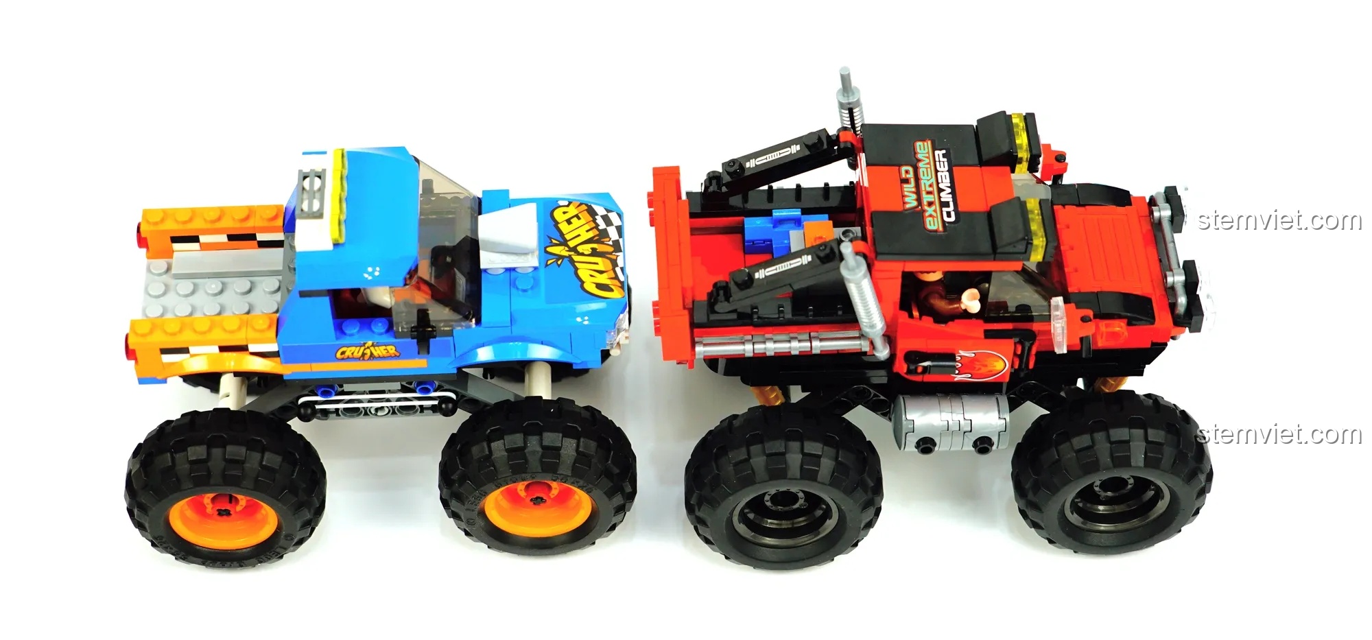 So sánh chính diện giữa đồ chơi xây dựng Xe địa hình bánh lớn 3025 (phải) và xe LEGO (trái).