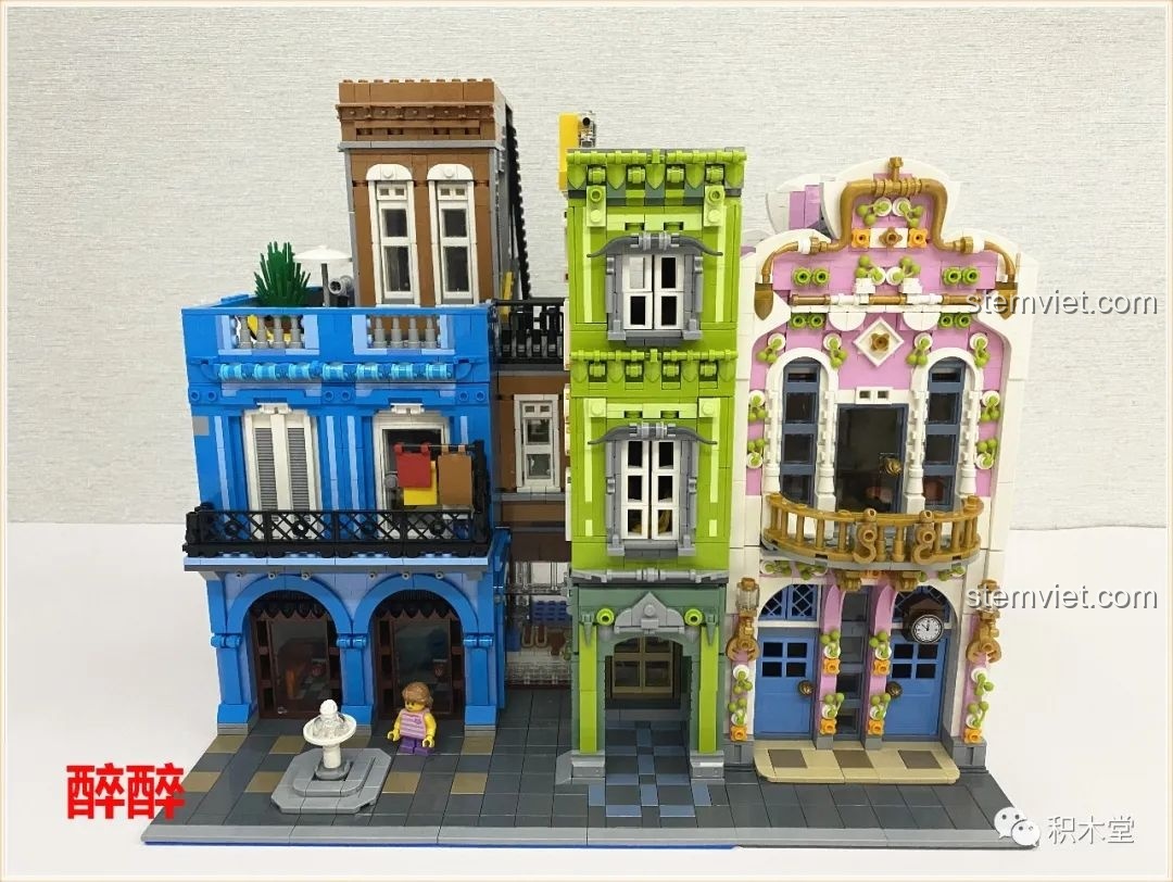 Bộ lắp ráp Cửa Hàng Đồng Hồ Cổ cho bé trên 8 tuổi khi được đặt cạnh các mô hình nhà phố khác.