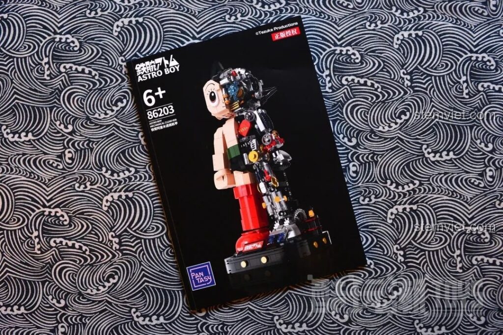So sánh chi tiết đế của bộ lắp ráp Pantasy 86206 Astro Boy Artist và phiên bản màu 86203 cũ hơn.