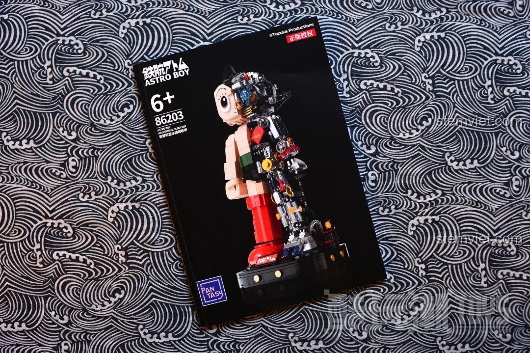 So sánh chi tiết đế của bộ lắp ráp Pantasy 86206 Astro Boy Artist và phiên bản màu 86203 cũ hơn.