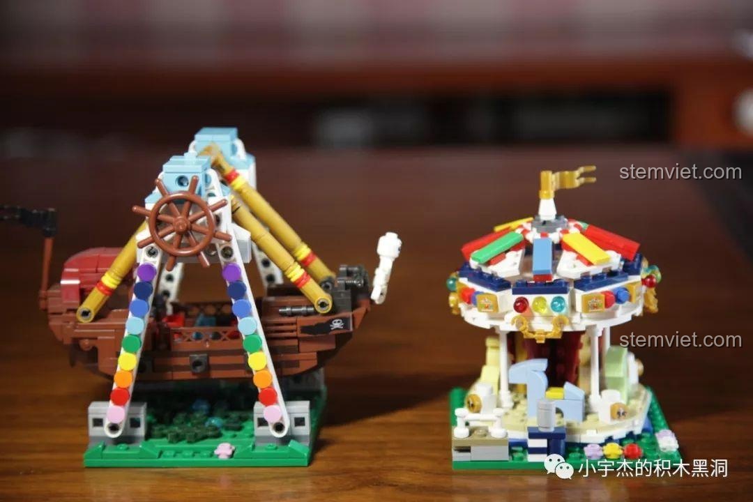 So sánh kích thước và phong cách của bộ Đu quay ngựa gỗ XB-01107 và bộ Tàu cướp biển trong cùng series Colorful World.