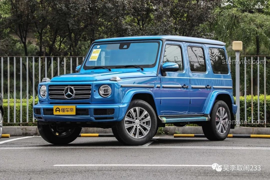 So sánh góc nhìn phía trước của mô hình lắp ráp Forange 9119 và xe Mercedes G-Wagon thật.