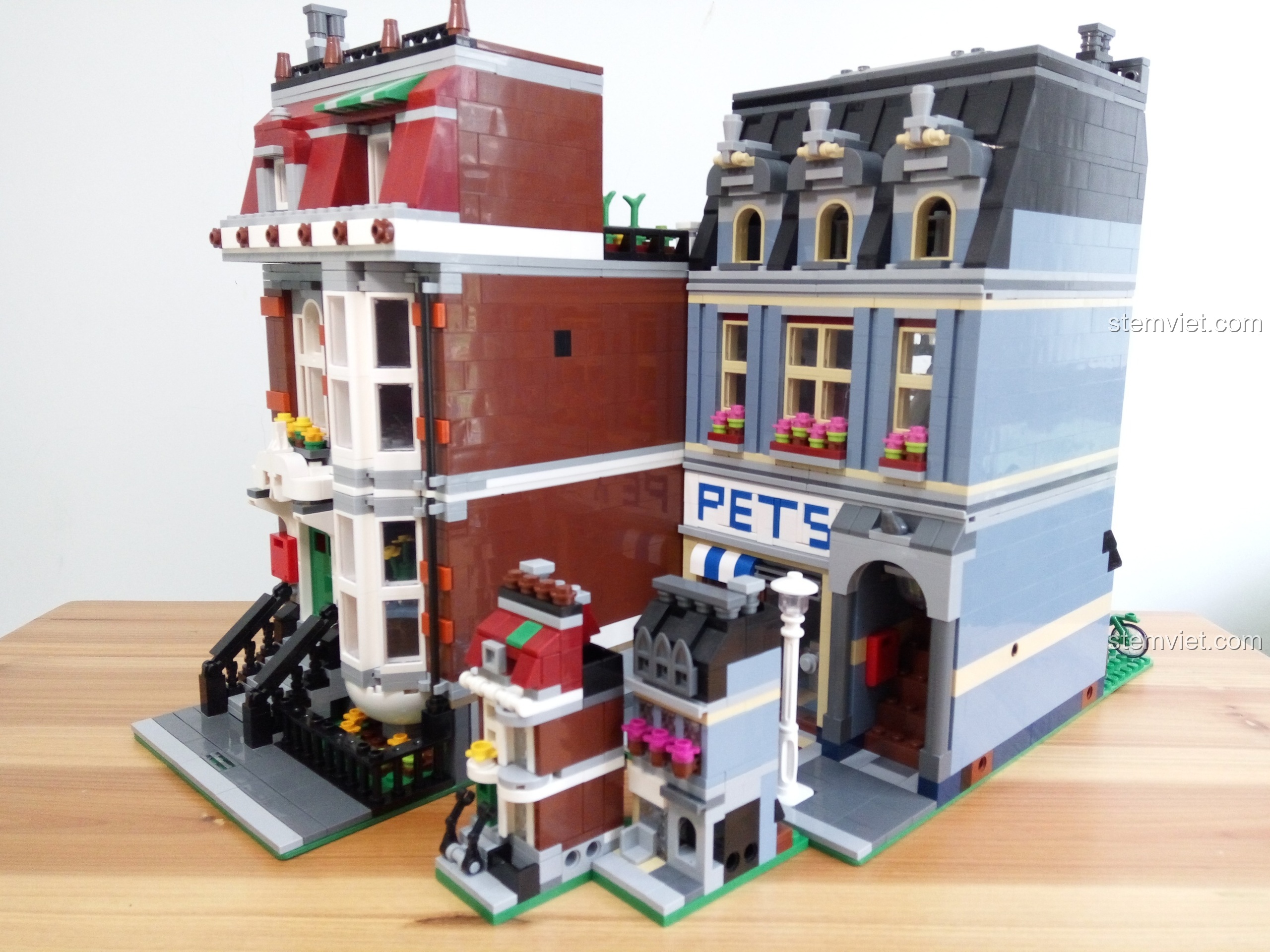 Góc nhìn nghiêng so sánh giữa mô hình JiSi 1116 mini và phiên bản lớn, cho thấy sự tương đồng trong thiết kế.