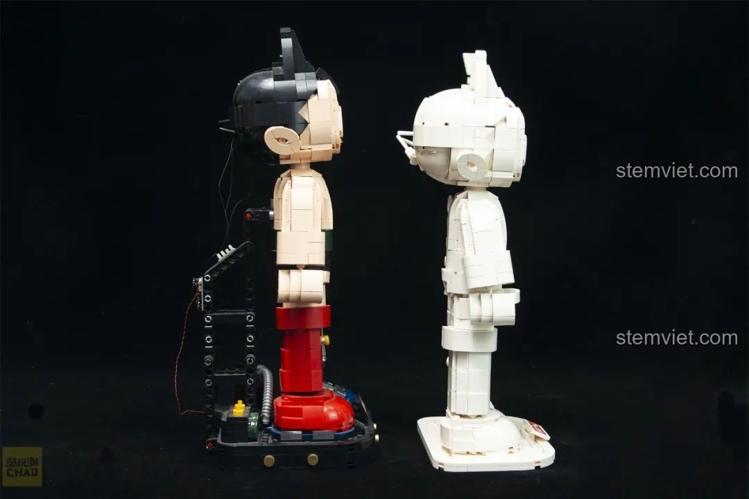 So sánh góc nhìn bên của hai mô hình Astro Boy Pantasy, phiên bản màu và trắng.