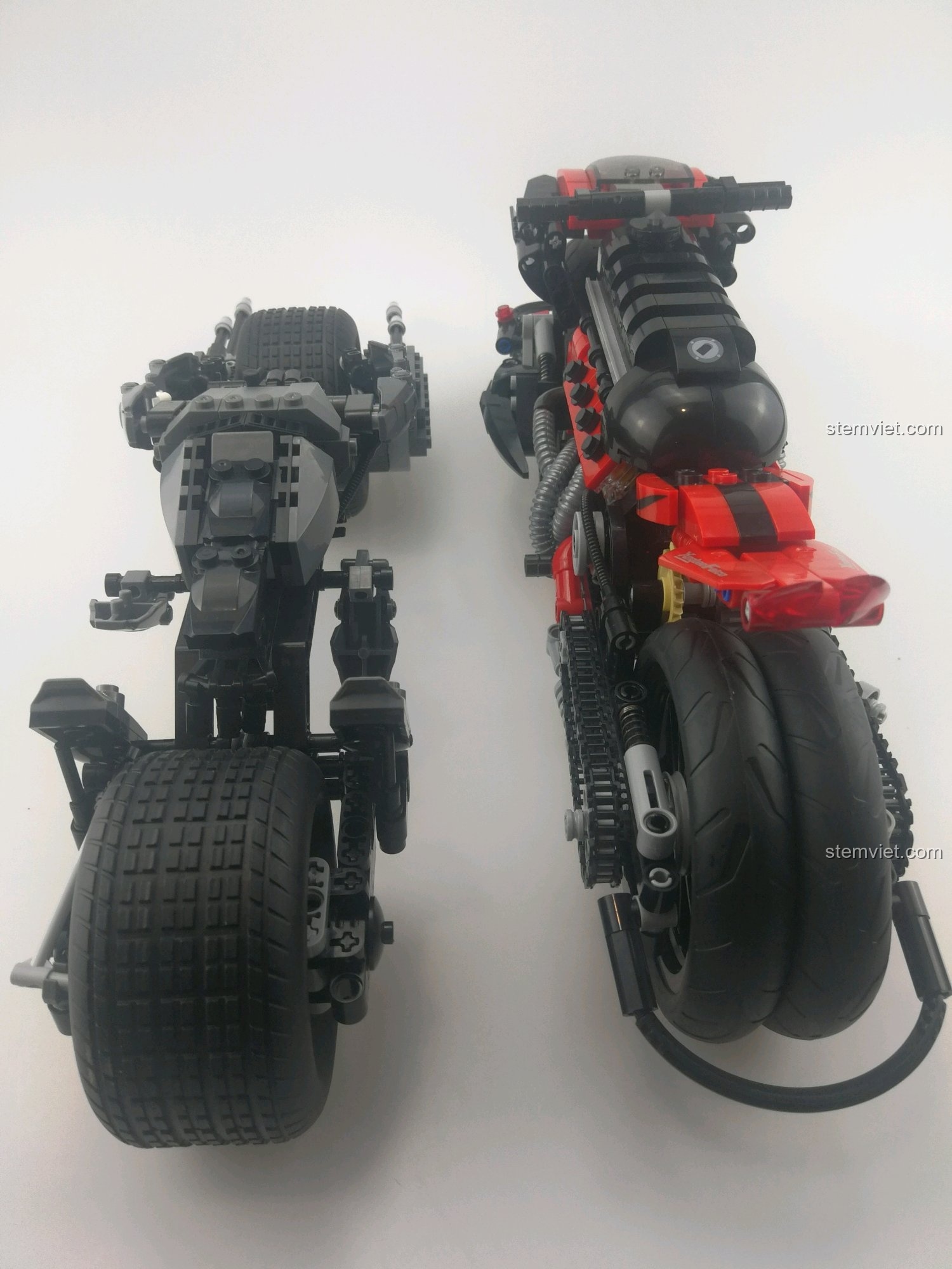 So sánh góc nhìn sau của đồ chơi xây dựng Mô hình Technic Lazareth LM847 Xingbao và xe Batmobile.