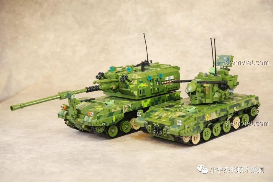 So sánh hai phiên bản màu sắc của mô hình Panlos Brick: rằn ri rừng núi và rằn ri sa mạc.