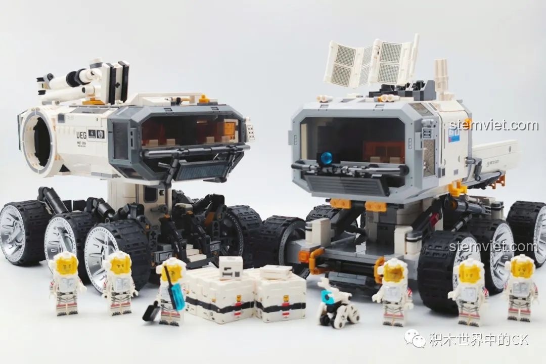 So sánh mô hình SEMBO 107104 với một mô hình xe không gian khác cùng series Địa Cầu Lưu Lạc 2 và các minifigure.