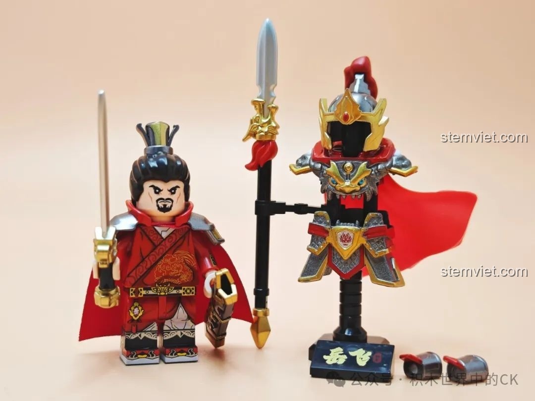 So sánh minifigure Nhạc Phi thường phục và bộ giáp kim loại được trưng bày trên giá đỡ, cho thấy sự đa dạng của bộ sản phẩm.