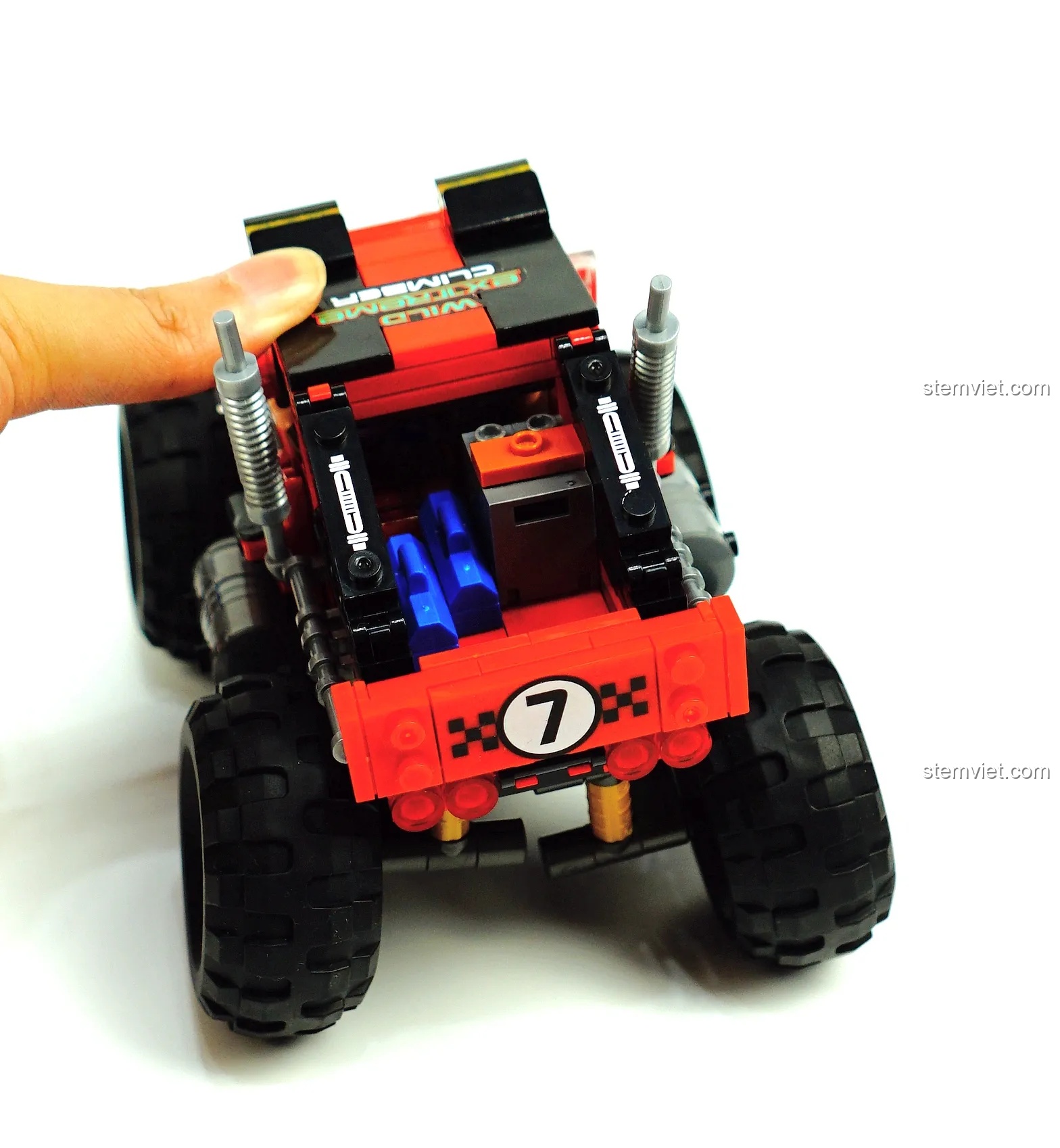 So sánh hoạt động của hệ thống treo trên xe LEGO, không phải là hệ thống treo độc lập.