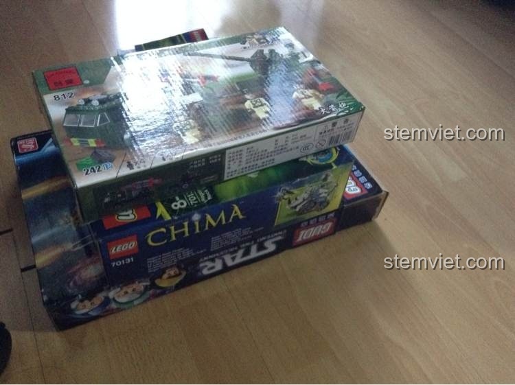 So sánh kích thước hộp bộ lắp ráp GUDI 8614 Chiến cơ Sư tử trắng với các hộp đồ chơi lắp ráp khác, cho thấy sự chắc chắn.