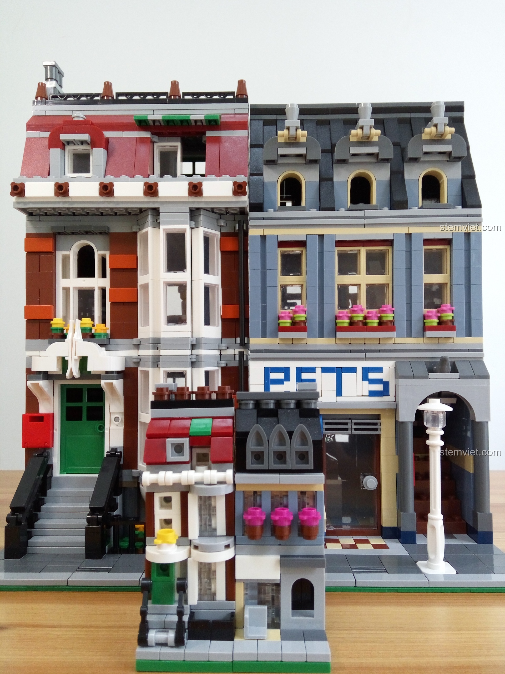 So sánh kích thước giữa mô hình JiSi 1116 Cửa hàng thú cưng Mini và phiên bản LEGO gốc cỡ lớn.