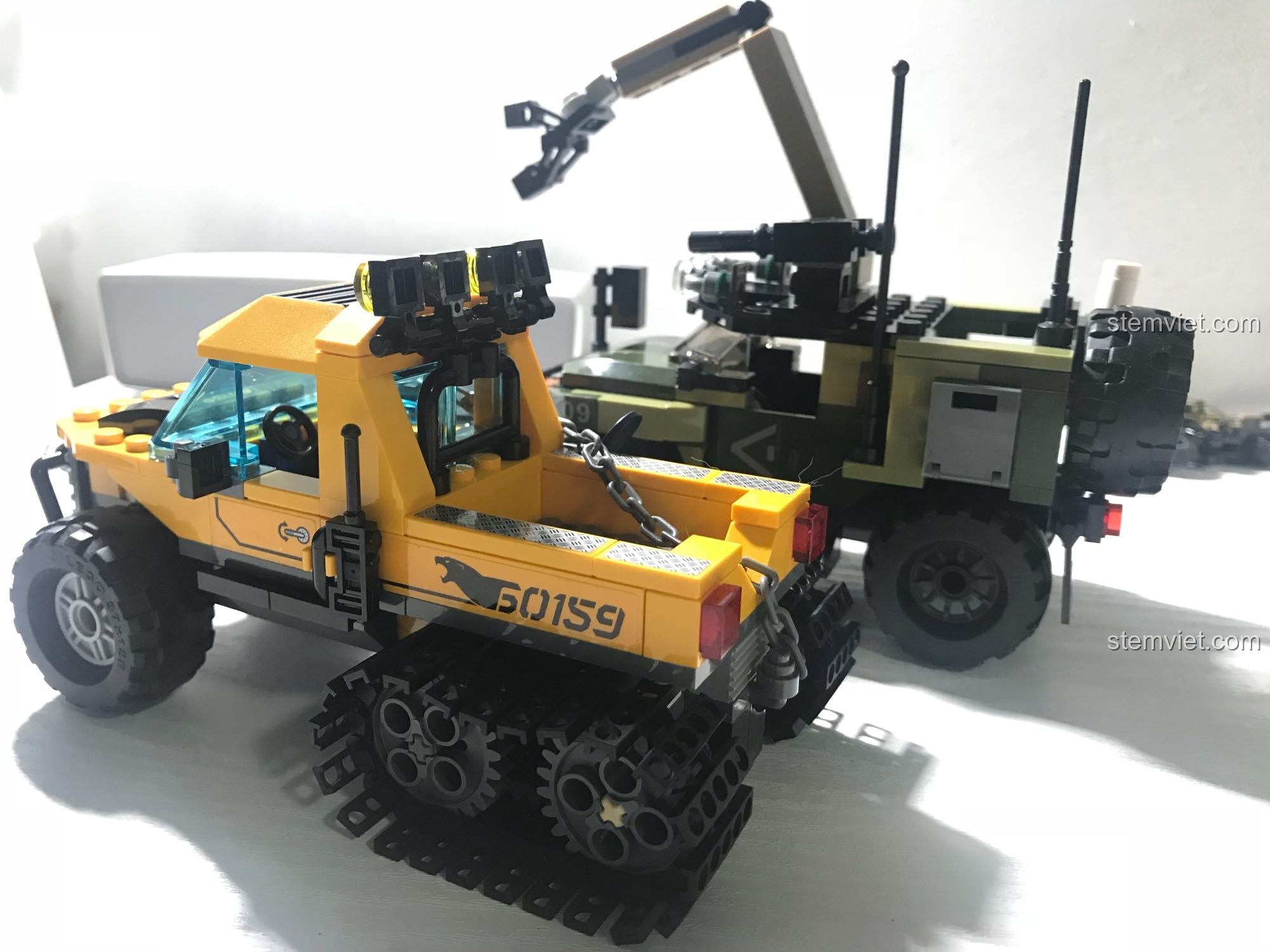 So sánh góc nhìn bên cạnh giữa xe GUDI 8034 và xe LEGO, làm nổi bật sự khác biệt về cấu trúc và độ chắc chắn.