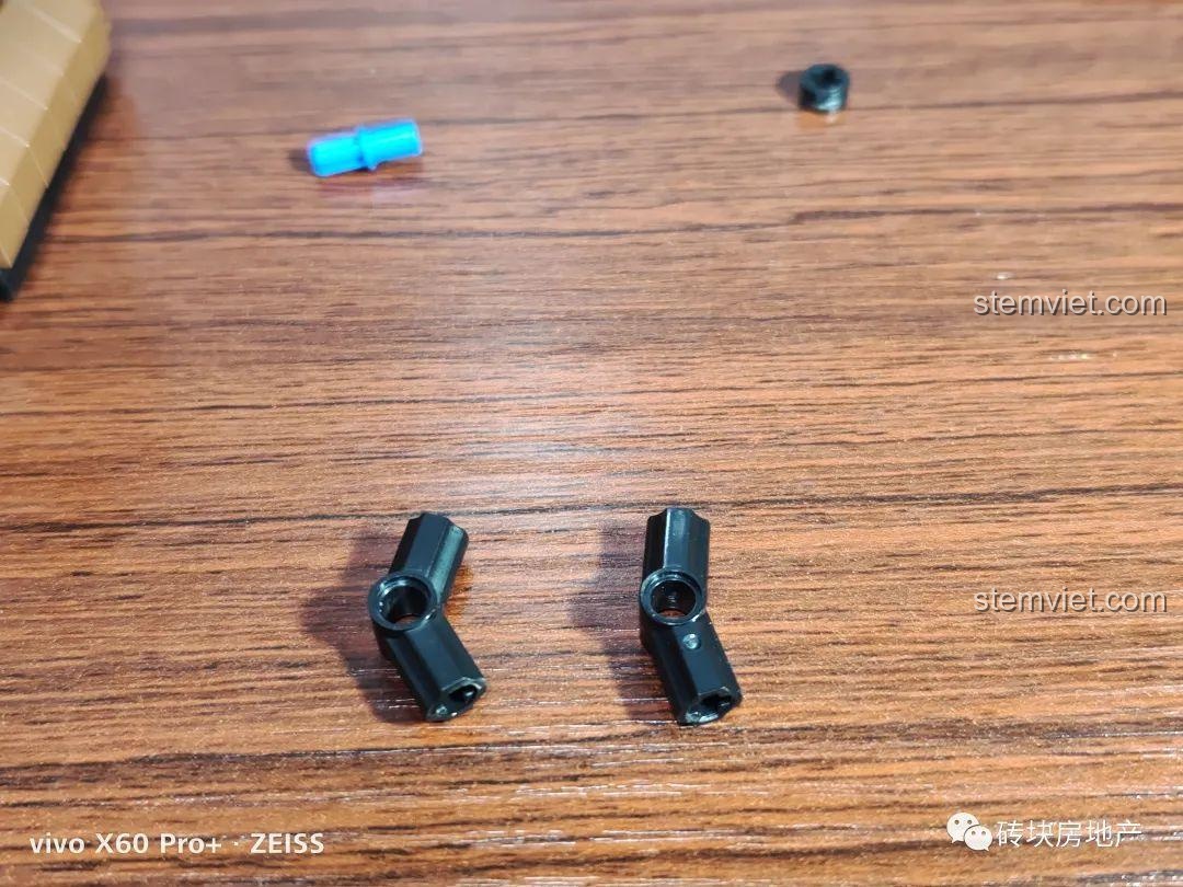 So sánh khớp nối góc nguyên bản (trái) và khớp nối thay thế (phải) để cải thiện độ nghiêng của loa kèn.