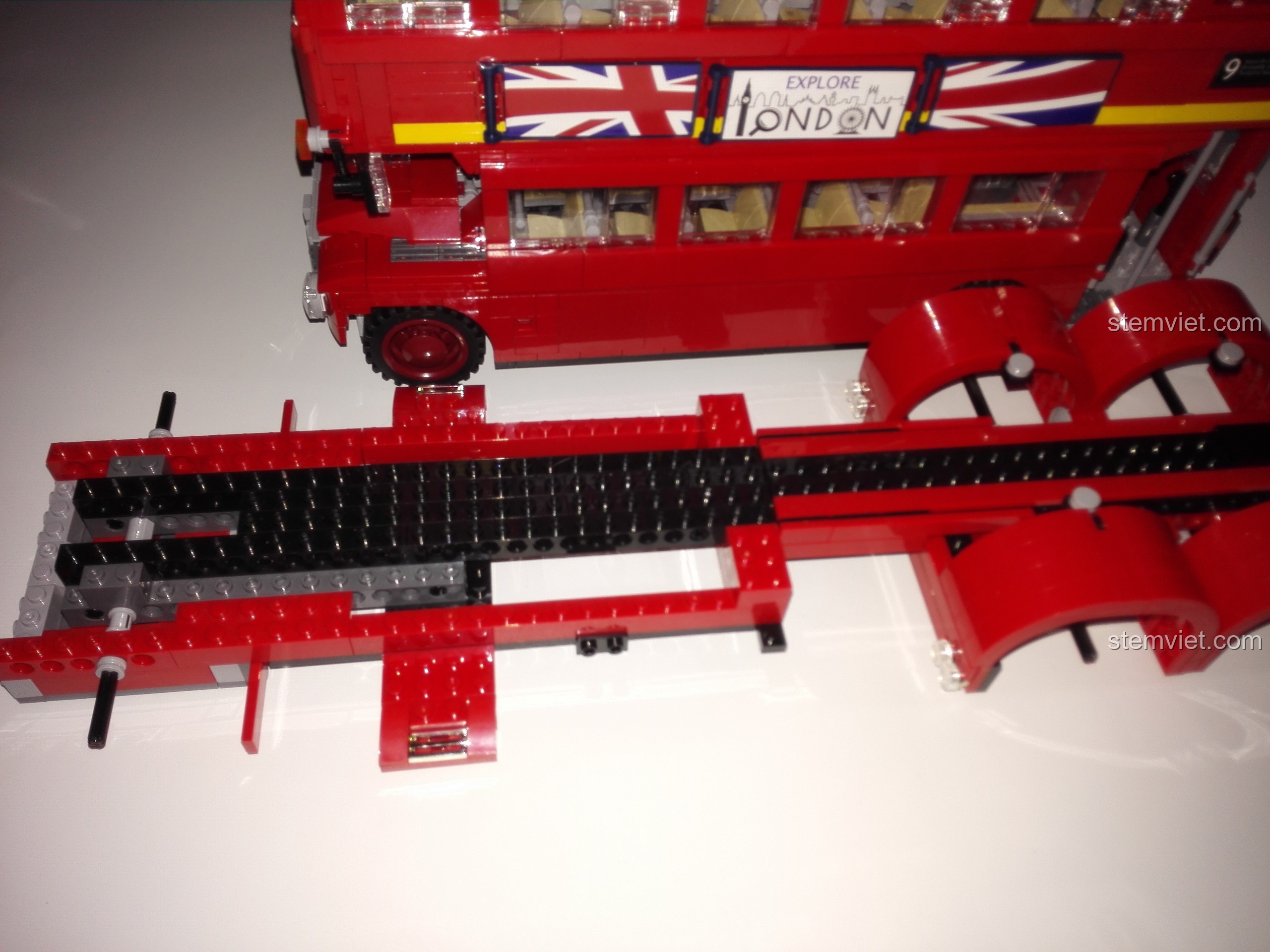 So sánh kích thước khung xe của bộ Xingbao XB-03012 với mô hình xe buýt London.
