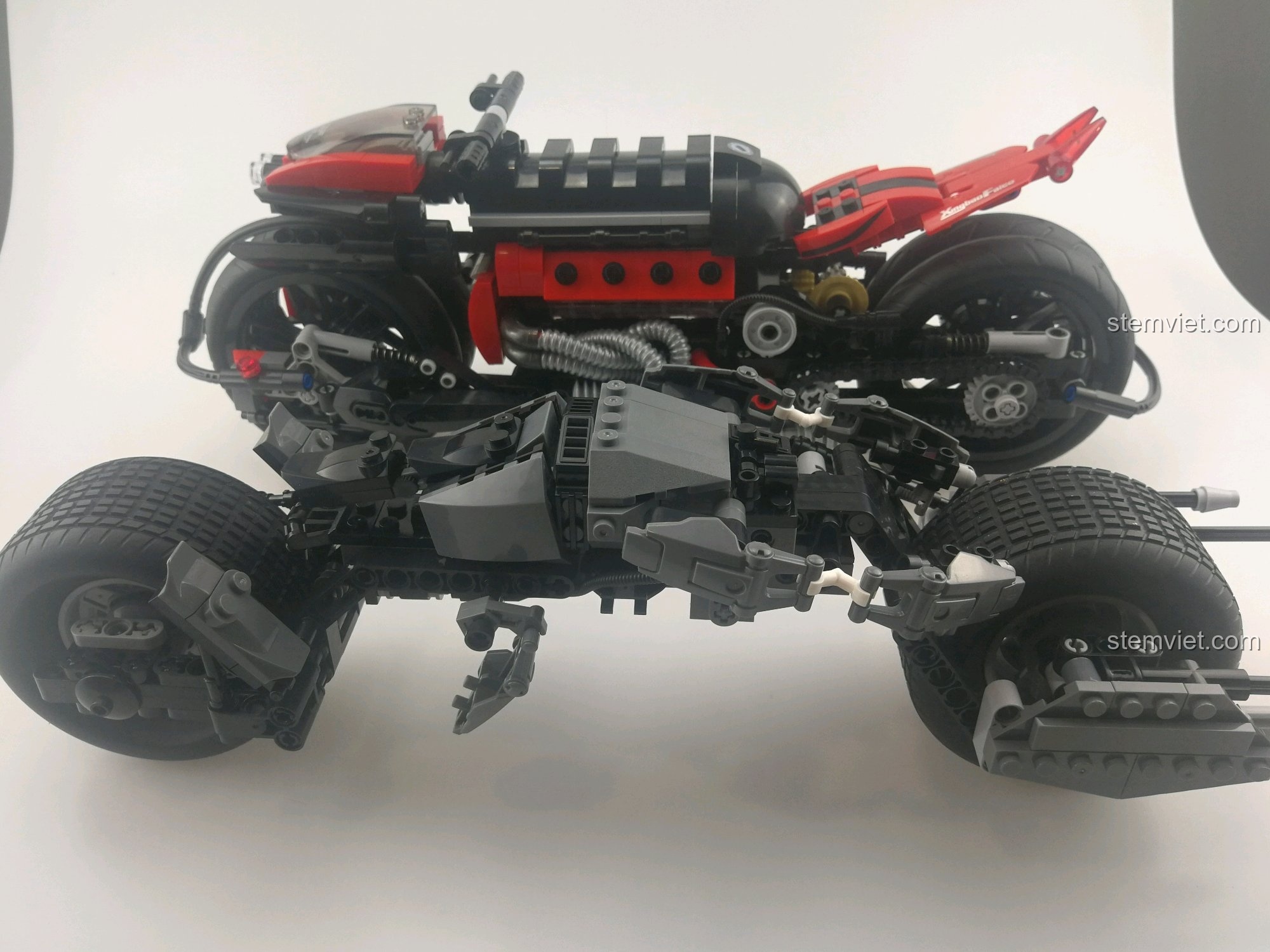 So sánh kích thước của Mô hình xe máy Lazareth LM847 XB-03021 với một mô hình xe khác.