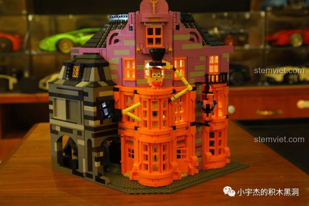 So sánh kích thước giữa bộ Mould King 16039 và một bộ tòa nhà phép thuật khác trong cùng series Hẻm Xéo.