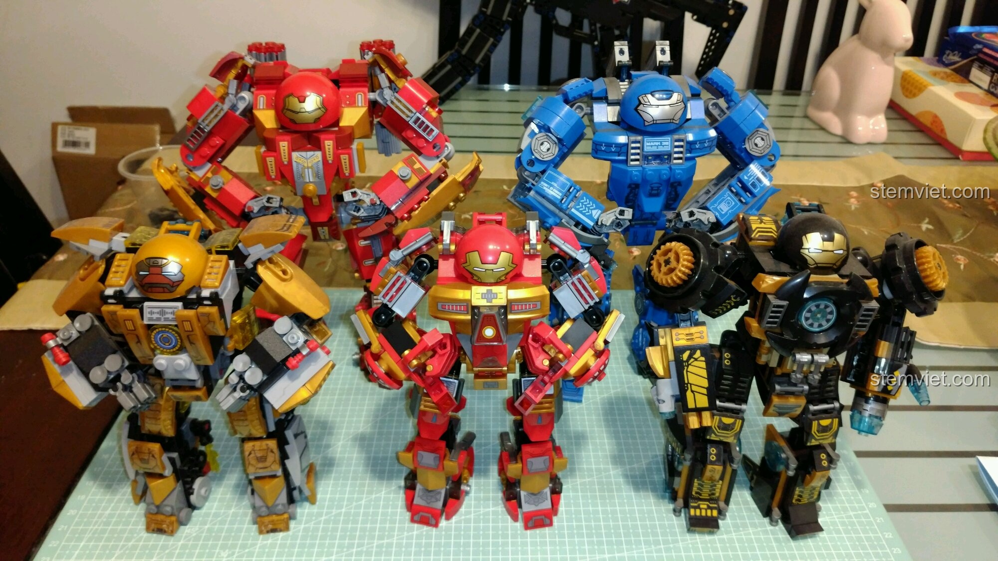 So sánh kích thước đồ chơi lắp ghép Người máy Hulkbuster MK16 Sembo với các mô hình mecha khác.