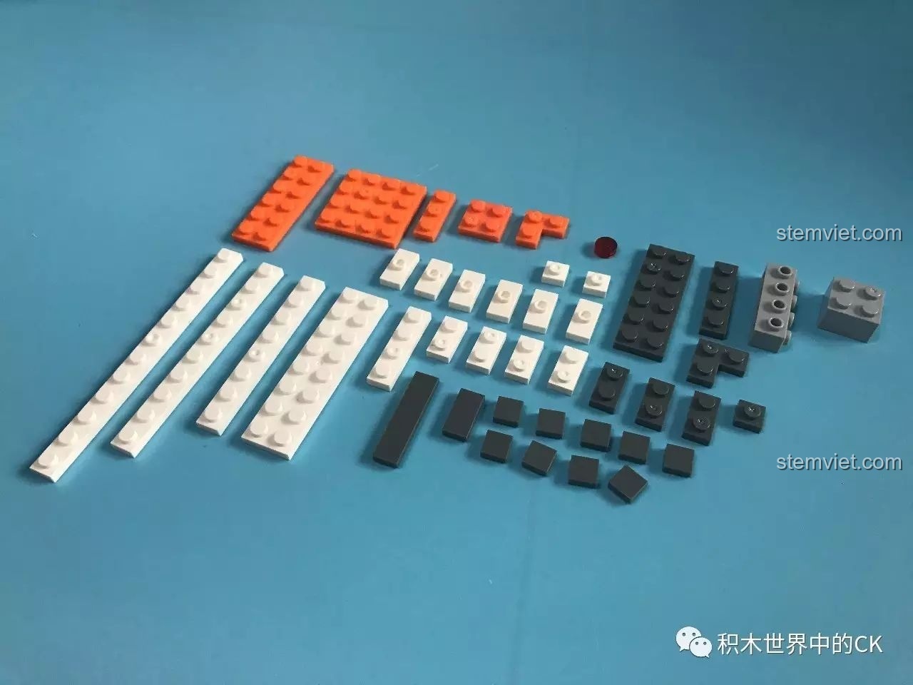 So sánh kích thước giữa mô hình Robot BB-8 LELE 35020 và mô hình robot Wall-E, BB-8 to hơn đáng kể.