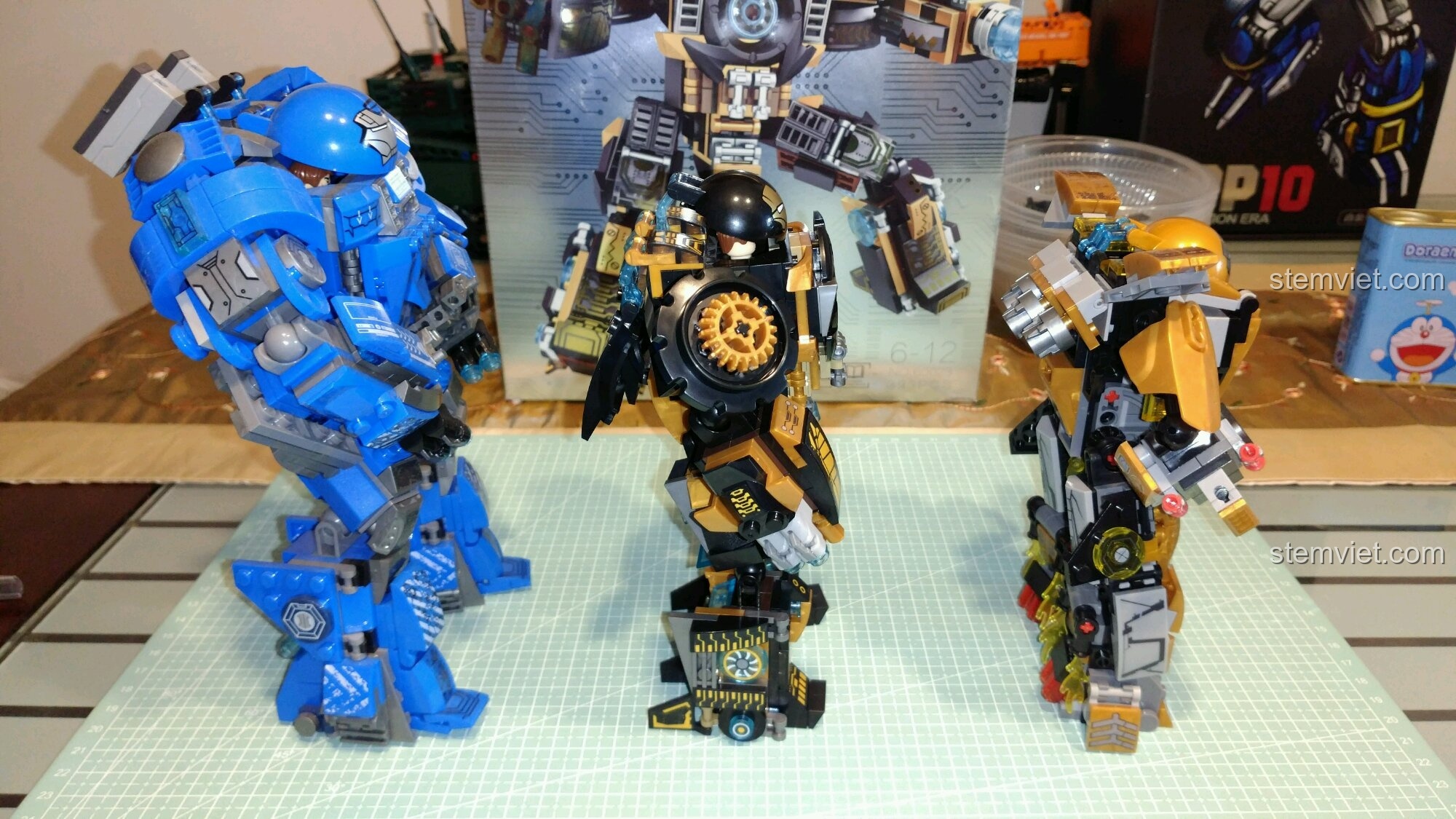 So sánh kích thước robot Sembo 60023 với các mô hình robot khác trong bộ sưu tập.