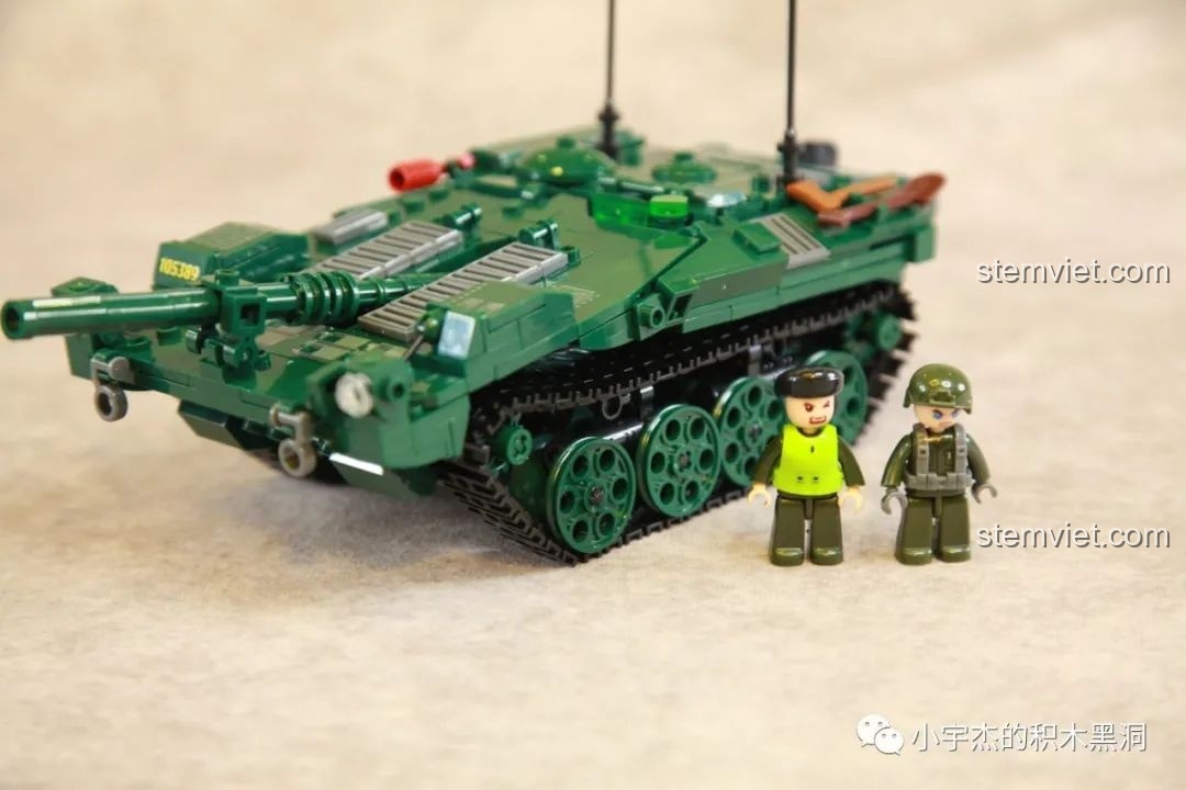 So sánh kích thước giữa mô hình S-Tank 1010 và hai minifigure, cho thấy tỉ lệ lớn của xe tăng so với người lính.