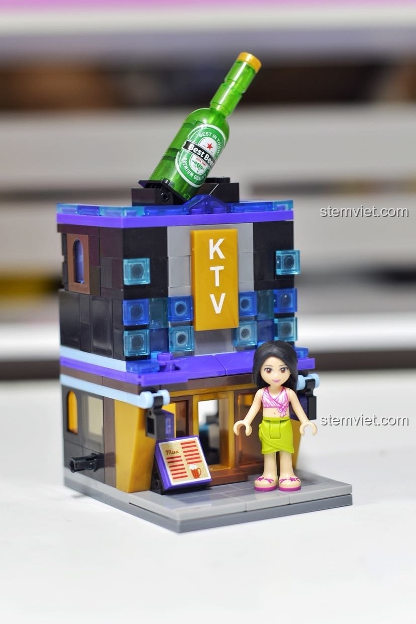 So sánh kích thước của mô hình Cửa hàng giải trí SD6021 với một nhân vật minifigure nữ của LEGO Friends.