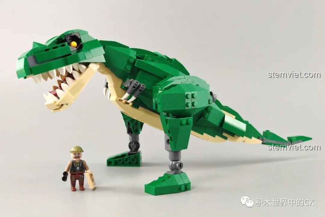 So sánh kích thước giữa mô hình T-Rex GUDI 50102 và minifigure, cho thấy sự to lớn của khủng long.