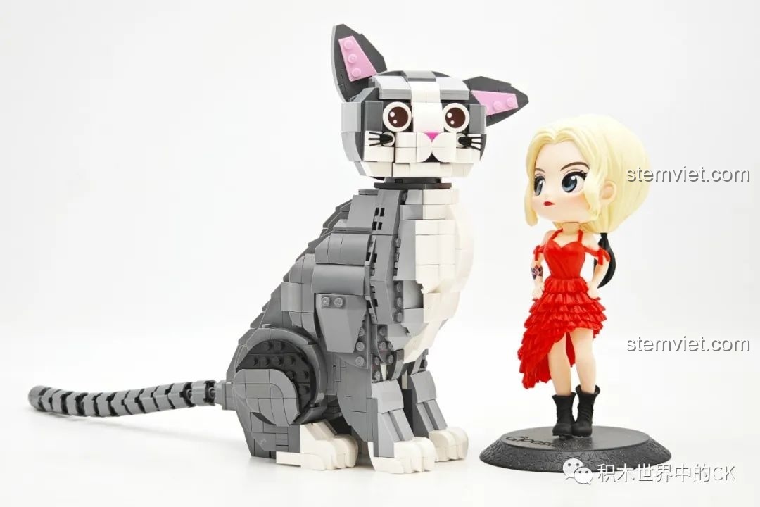 So sánh kích thước của Tượng mèo xám để bàn DZ6118 xịn giá rẻ với một mô hình nhân vật khác để thấy rõ chiều cao.