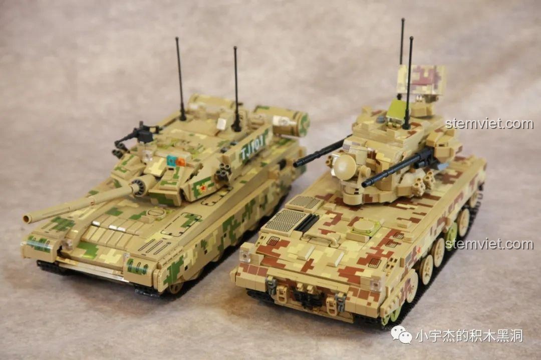 So sánh kích thước giữa mô hình Pháo Phòng Không Type 09 và xe tăng chiến đấu chủ lực 99A.