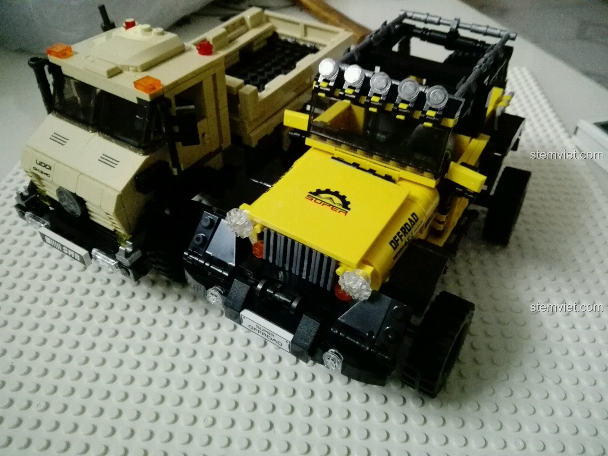 So sánh kích thước giữa xe Jeep địa hình Xingbao XB 03024 và một mô hình xe tải khác, cho thấy sự tương xứng.