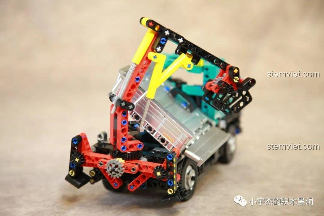 So sánh kích thước Xe tải công trình Unimog U400 SEMBO Block 720900 với một chiếc xe cứu hộ khác, cho thấy tỉ lệ khác nhau.