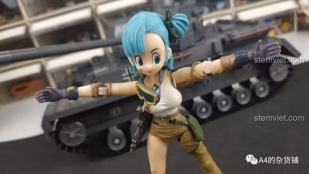 So sánh kích thước của mô hình xe tăng Panzer IV F2 với một mô hình nhân vật anime để thấy sự to lớn của nó.