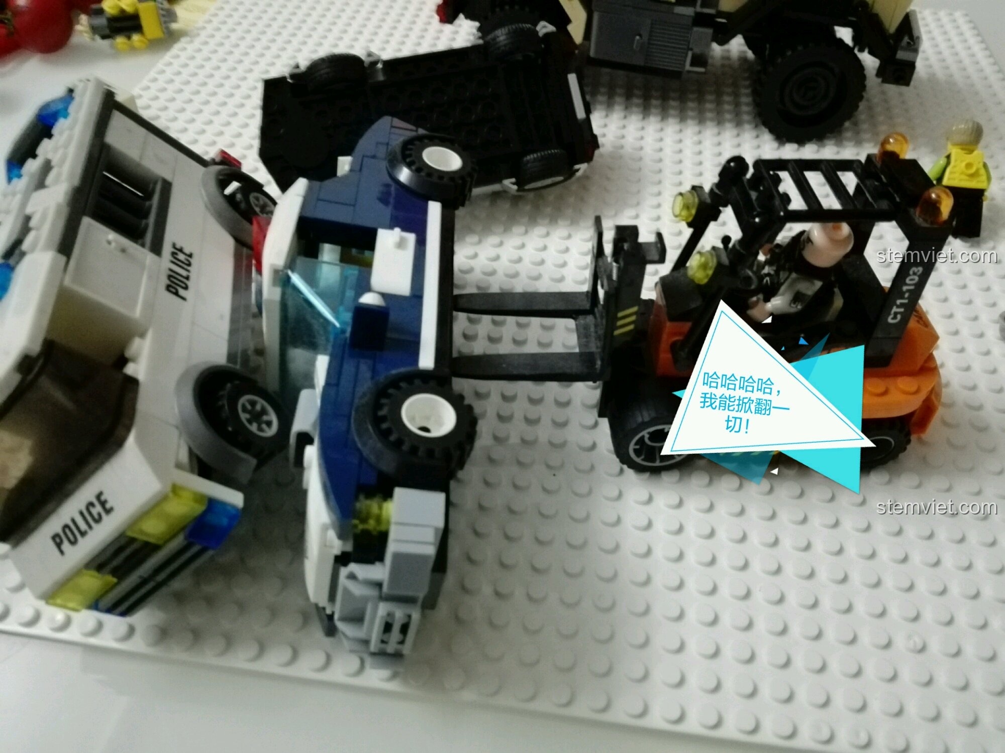 Mô hình xe tải Unimog thể hiện sức mạnh vượt trội khi đè lên một chiếc xe nâng nhỏ hơn.