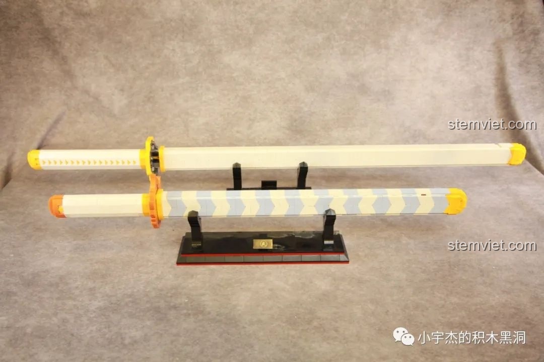 So sánh kích thước giữa Nhật Luân Kiếm của Zenitsu (trên) và kiếm của Viêm Trụ Rengoku (dưới).