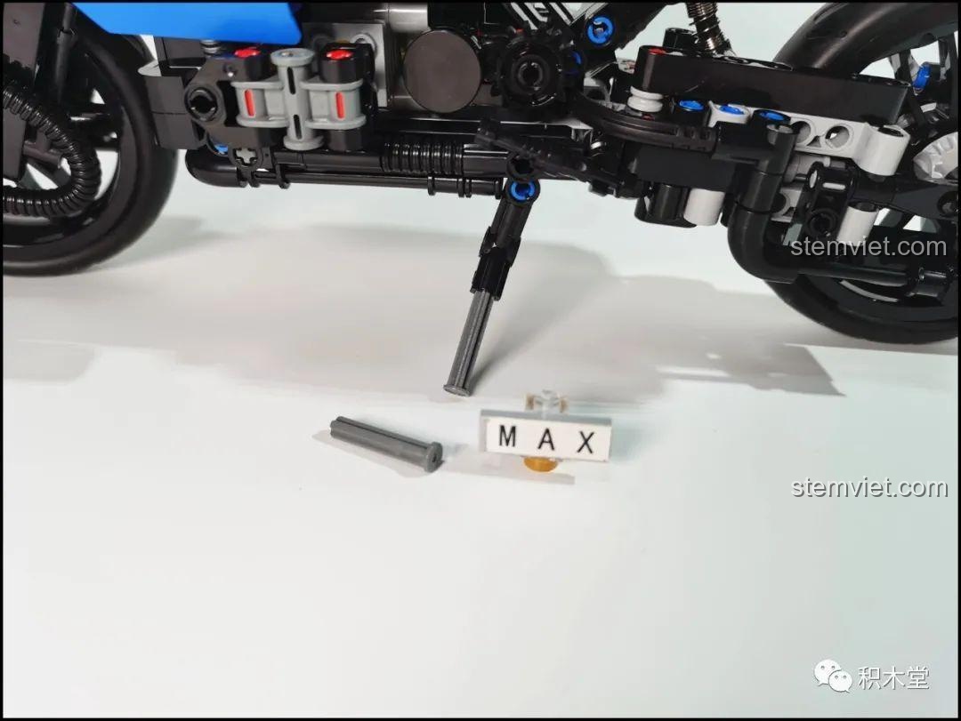 Hình ảnh so sánh mô hình Leier 50008 Mô tô BMW R1200GS Rallye với phiên bản xe máy thực tế, cho thấy độ chính xác của thiết kế.