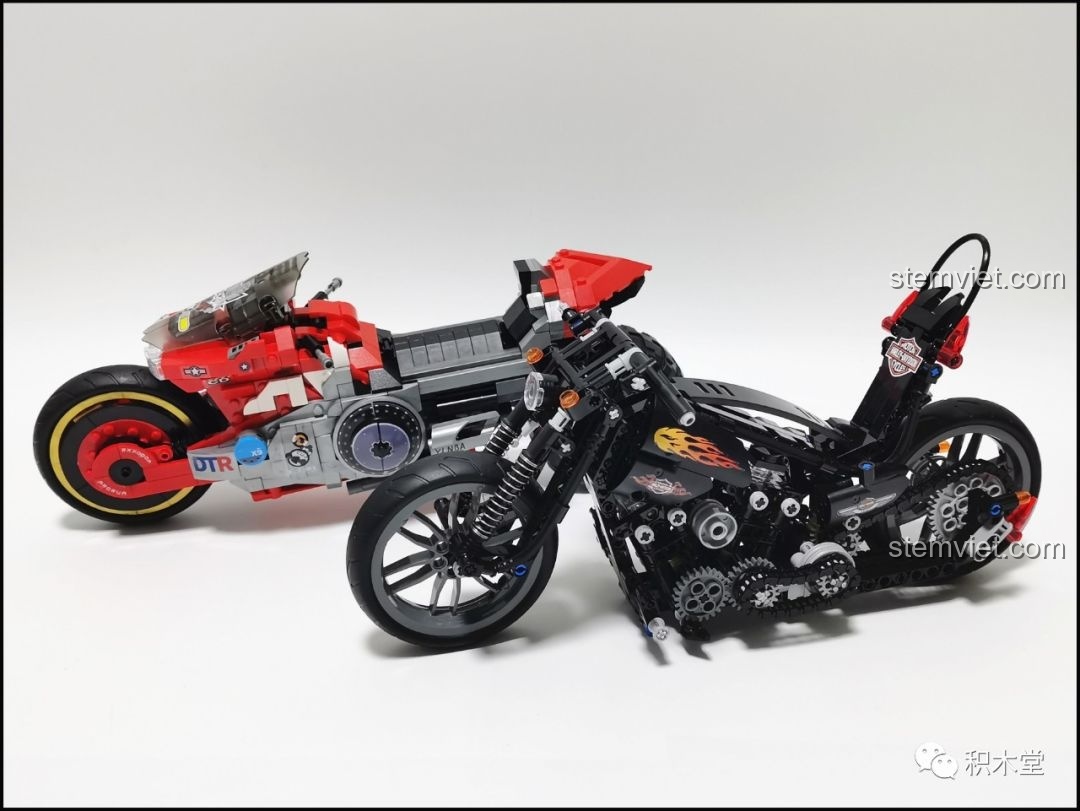 So sánh mô hình Lucky Star 50024 Harley Chopper với một mô hình xe mô tô phong cách Cyberpunk.