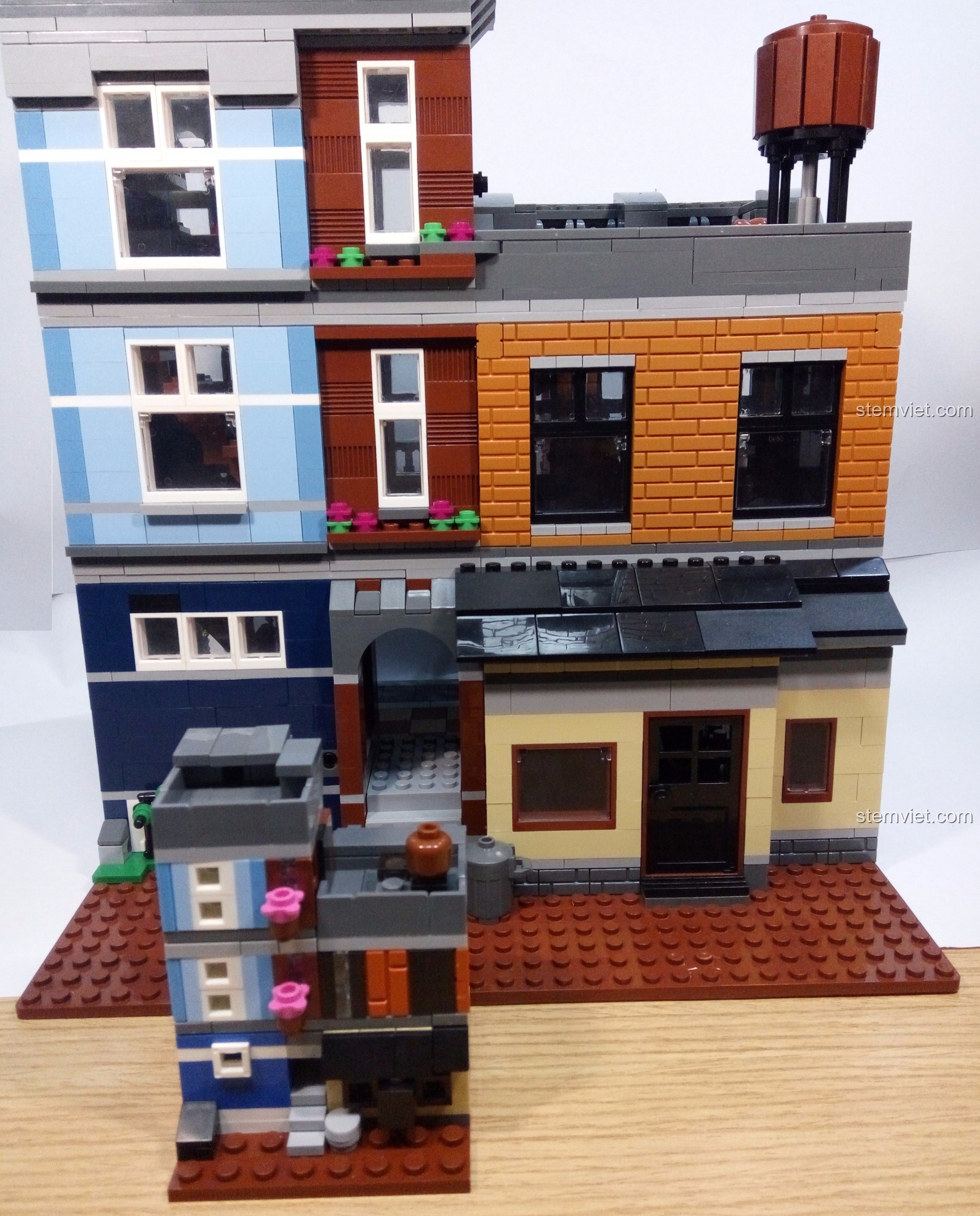 So sánh mặt sau của mô hình Jisi 1115 mini và phiên bản lớn. Nhận xét Jisi 1115 Văn phòng Thám tử mini.