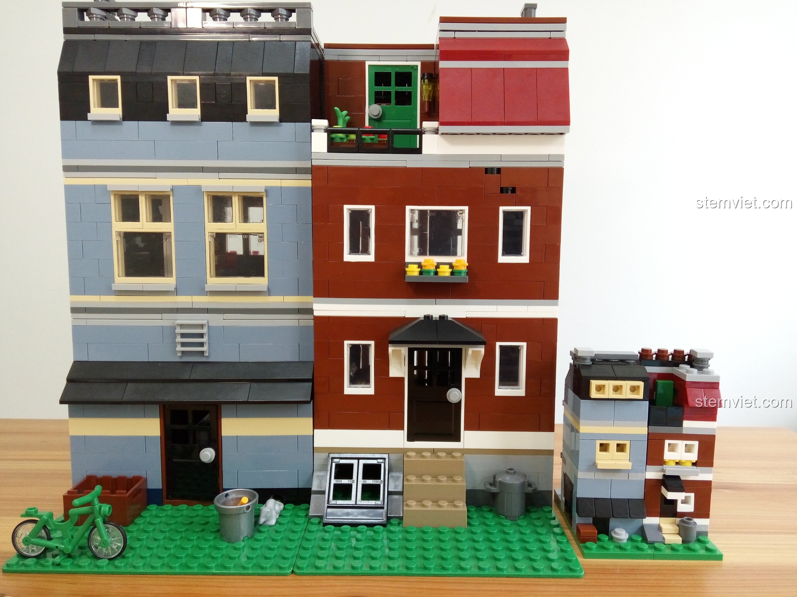 So sánh mặt sau của mô hình JiSi 1116 Cửa hàng thú cưng Mini và phiên bản lớn.