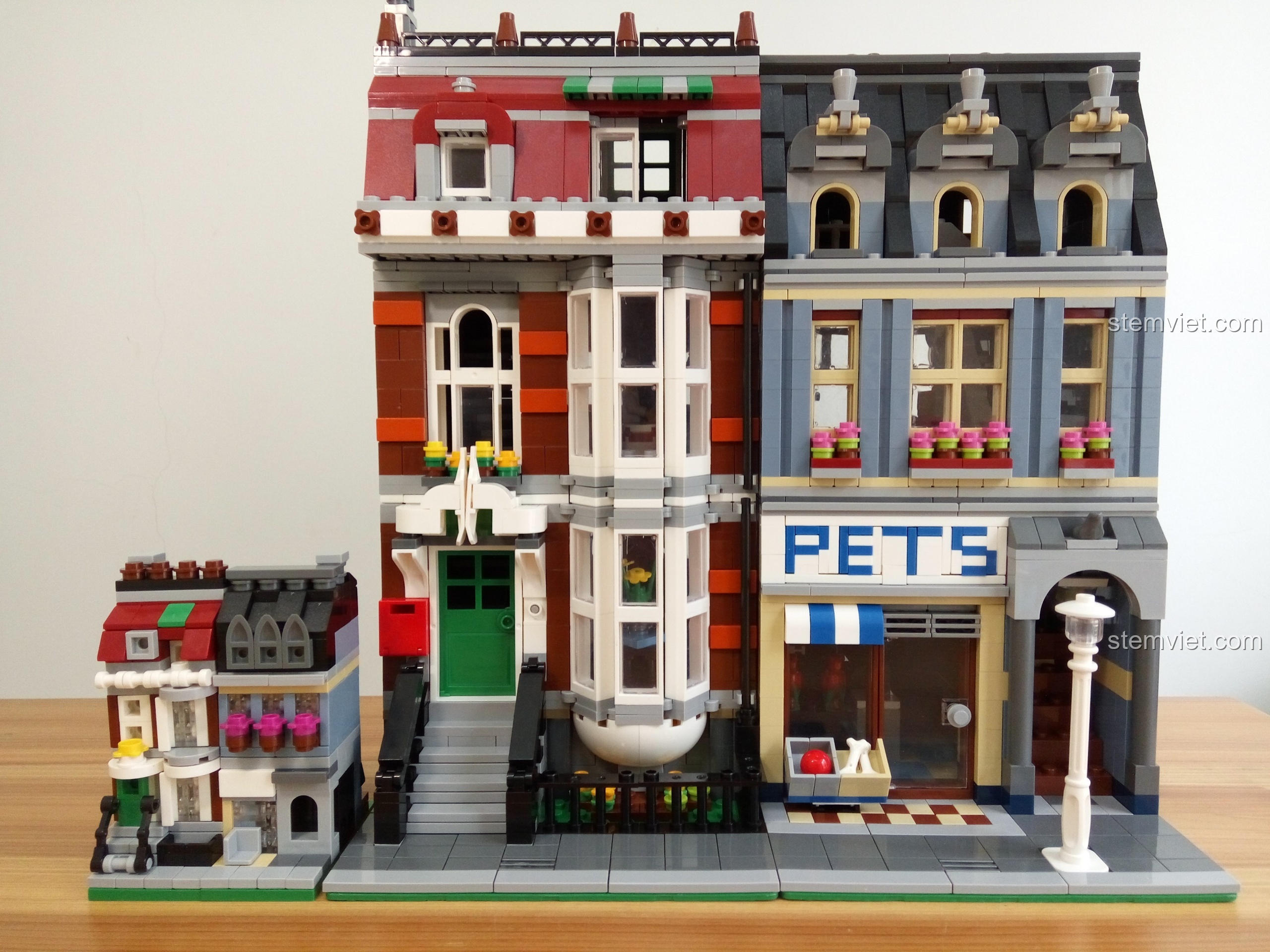 So sánh mặt trước của mô hình JiSi 1116 Cửa hàng thú cưng Mini và phiên bản lớn.