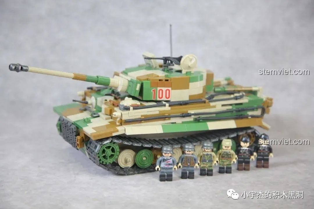 So sánh màu sắc và chi tiết giữa hai phiên bản, phiên bản mới có màu sắc sống động hơn.