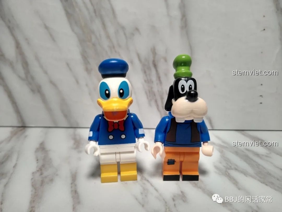 Hai minifigure Vịt Donald và Goofy từ series SY6578 đứng cạnh nhau để so sánh chi tiết và kích thước.