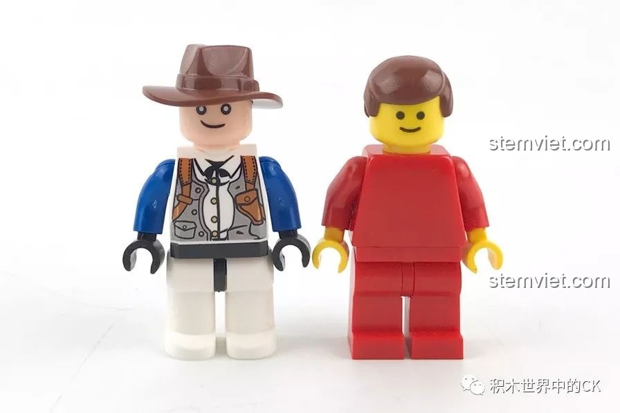 So sánh kích thước và thiết kế giữa minifigure của Xingbao và minifigure kiểu LEGO truyền thống.