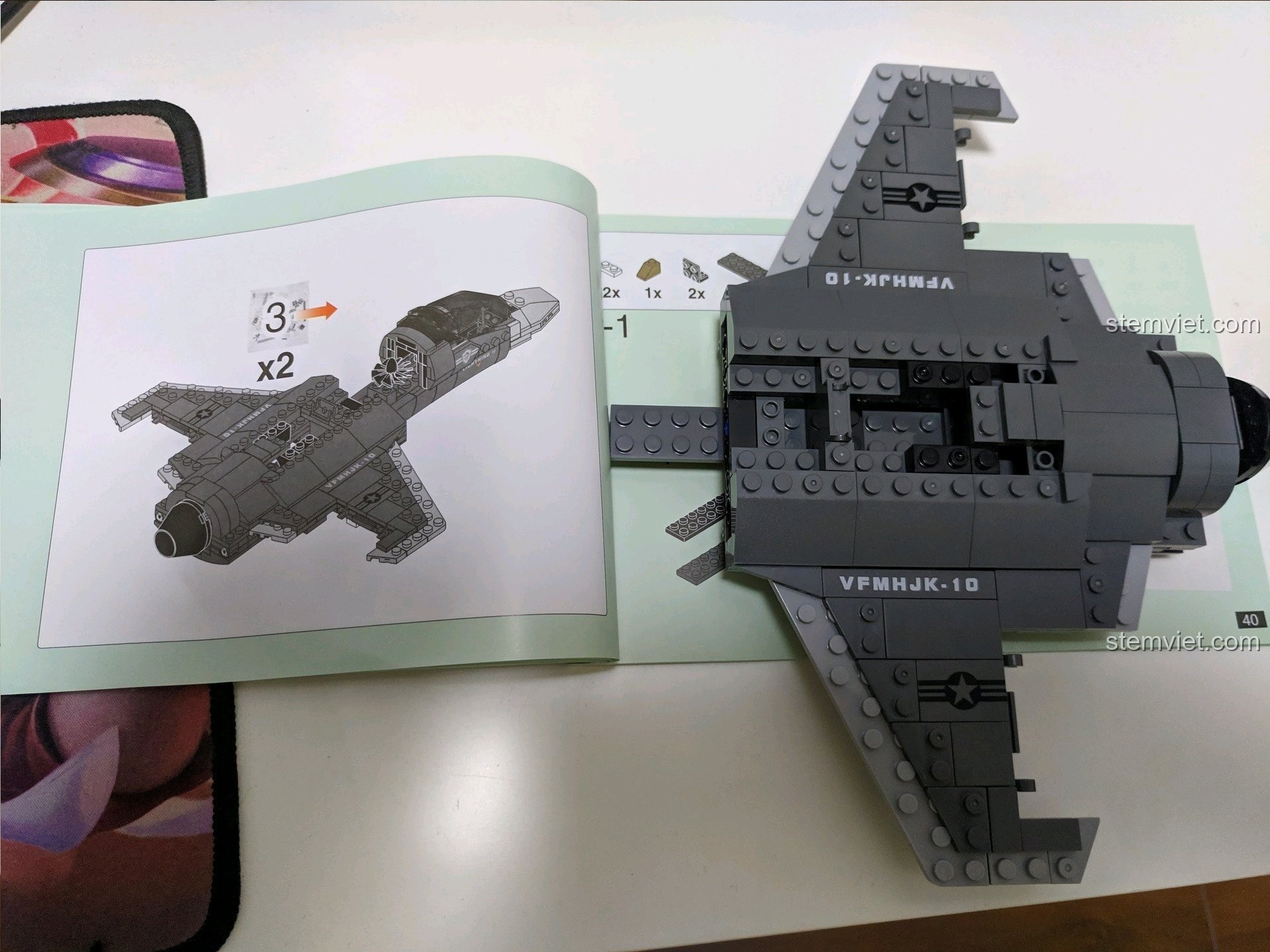 So sánh mô hình F-35 đang lắp với hình ảnh 3D trong sách hướng dẫn của bộ Xingbao XB06026.
