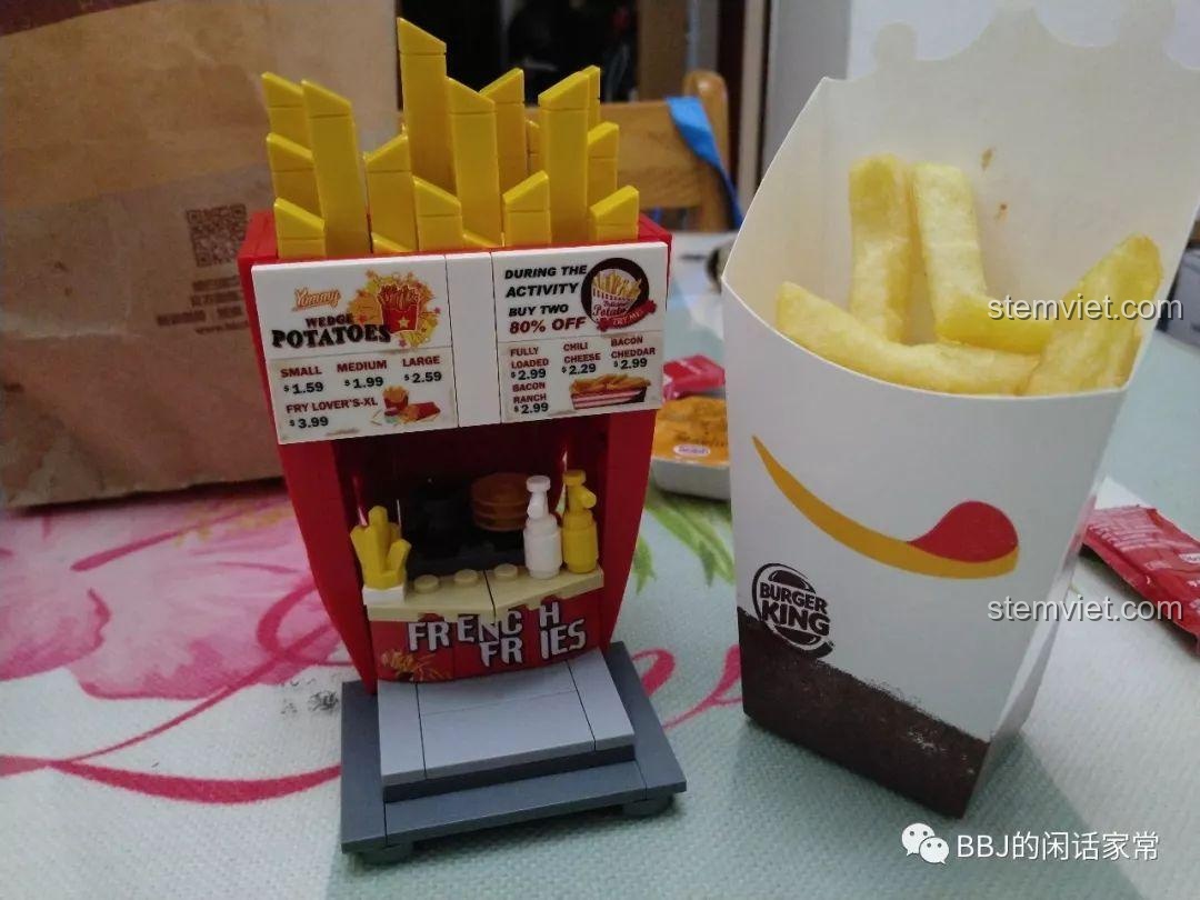 So sánh giữa mô hình tiệm khoai tây chiên Sembo 601058 và một hộp khoai tây chiên thật ngoài đời.