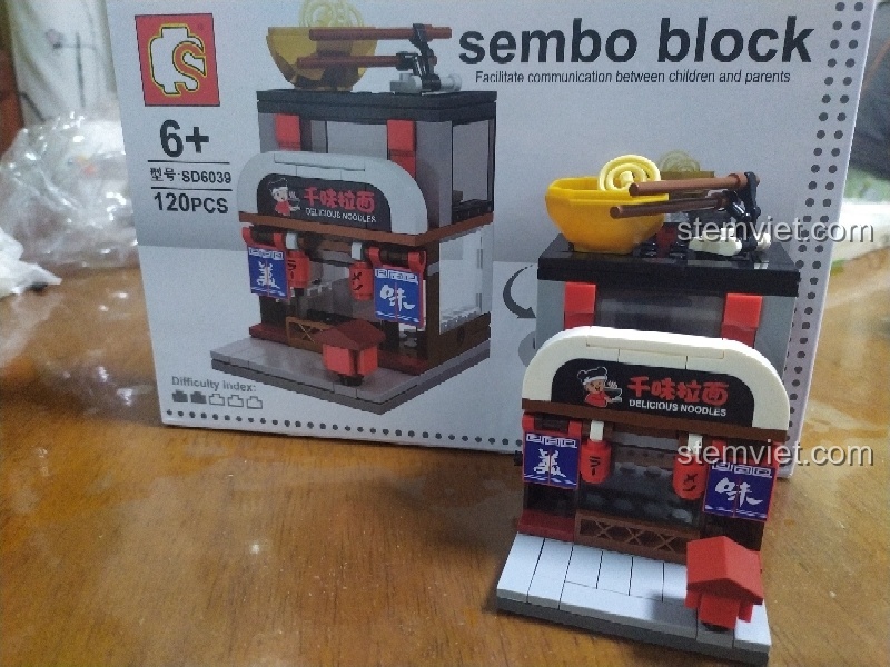 So sánh mô hình Tiệm mì Ramen Nhật Bản Sembo 6039 đã lắp xong và hình ảnh trên vỏ hộp.